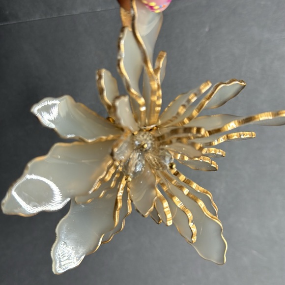 Large Celluloid Flower Statement Brooch - Picture 11 of 15